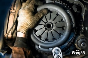 7 habits that can damage the clutch of our car 1
