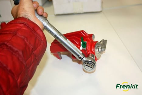 How to dismantle a brake caliper 12