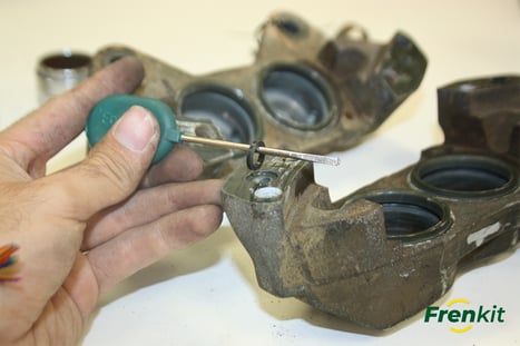 How to dismantle a brake caliper 18
